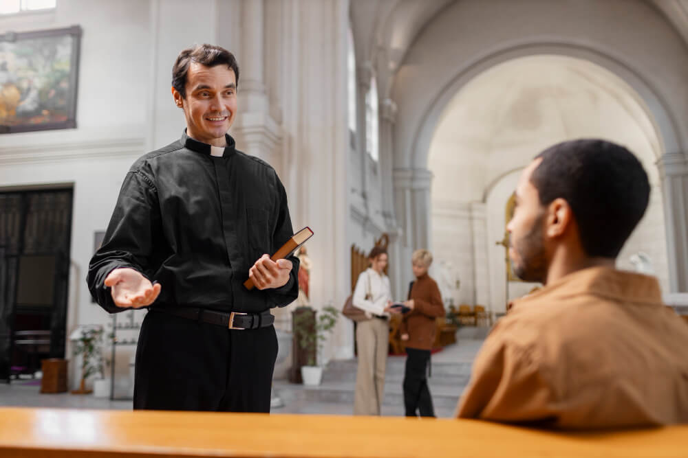 Padre na Igreja. diferença entre padre e frei