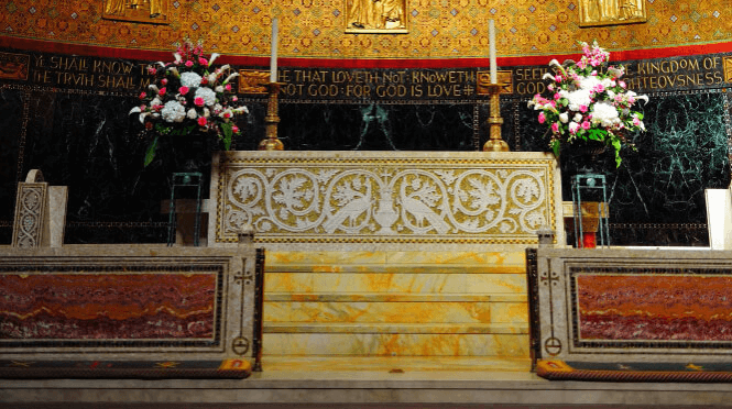 Altar na missa. Objeto litúrgico